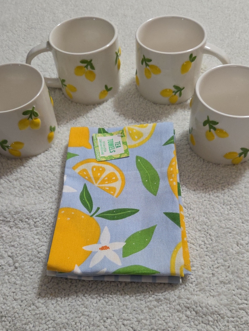 NWT 4PC LEMON MUG SET WITH MATCHING TEA TOWELS